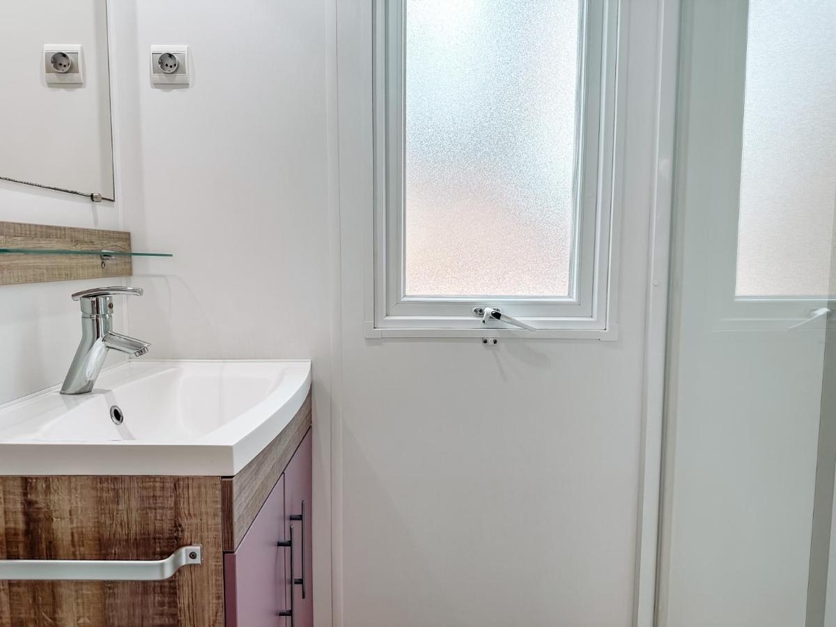 3 Bedroom Chalets Camping Lei Suves - Joycasa Roquebrune-sur Argens Exteriör bild